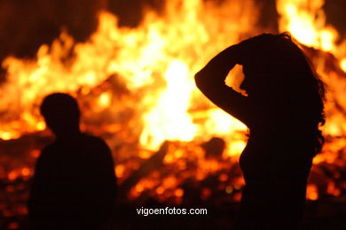 Fiesta de las hogueras de San Juan 2007 y conjuro de la queimada. Hoguera de Alcabre (Vigo). 