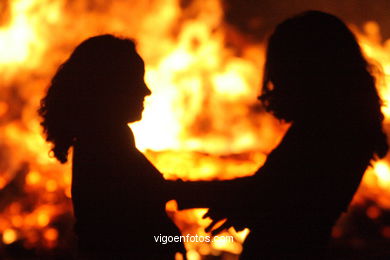 Fiesta de las hogueras de San Juan 2007 y conjuro de la queimada. Hoguera de Alcabre (Vigo). 
