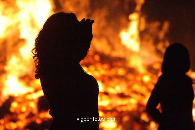 Fiesta de las hogueras de San Juan 2007 y conjuro de la queimada. Hoguera de Alcabre (Vigo). 
