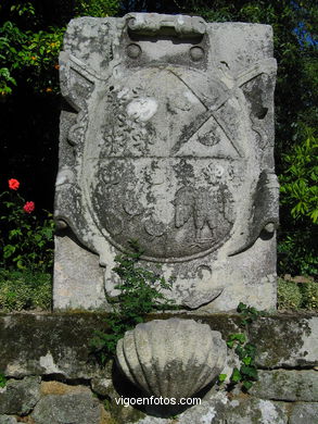 Paseo de los escudos del Museo-Pazo Quiñones de León (Vigo)
- (Ver mapa).