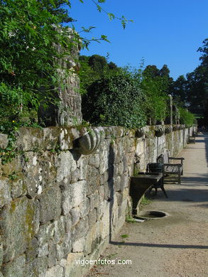 Paseo de los escudos del Museo-Pazo Qui�ones de Le�n (Vigo)
-  (Ver mapa). 