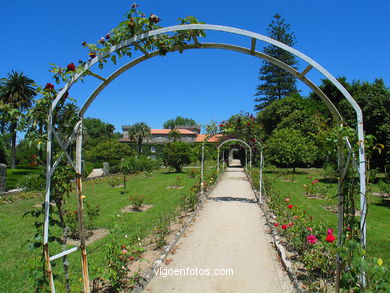 Paseo de la Rosaleda  del Museo-Pazo Qui�ones de Le�n (Vigo). 