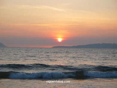 Puesta de sol en la playa de Samil (Vigo). 