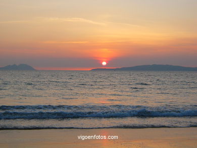 Puesta de sol en la playa de Samil (Vigo). 