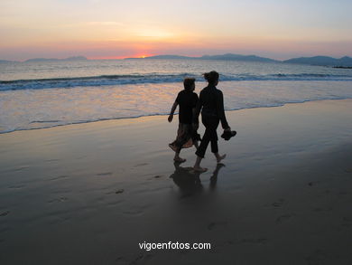 Puesta de sol en la playa de Samil (Vigo).