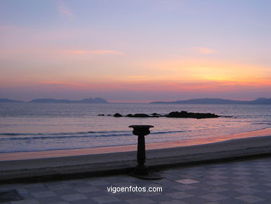 Puesta de sol en la playa de Samil (Vigo).