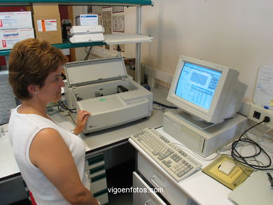 Maquina de an�lisis fotoespectogr�fico. 