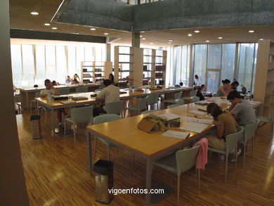 Interior de la biblioteca.