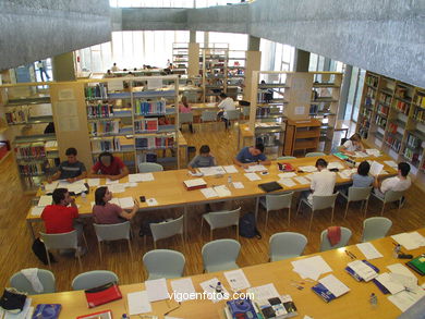 Alumnos estudiando en la biblioteca.