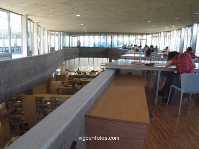 Vista superior de la biblioteca.