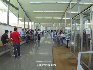 Pasillo junto a la biblioteca. 