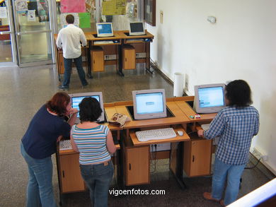 Ordenadores de consulta a la entrada de la bibiloteca. 