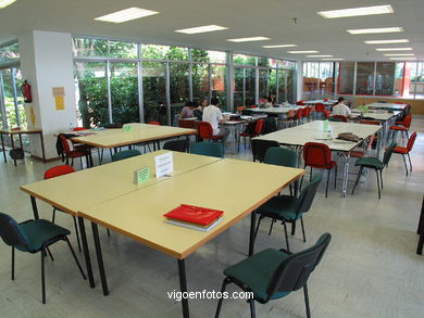 Mesas de estudio en la biblioteca. 