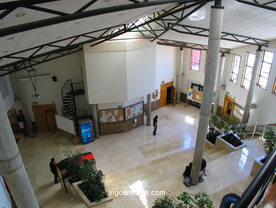 Gradas y zona de entrada. 