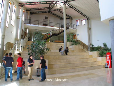 Gradas y zona de entrada. 