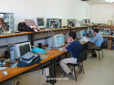 Estudiantes en un laboratorio. 