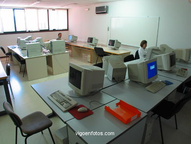 Laboratorio con ordenadores. 