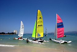 Catamaranes en la playa del Vao