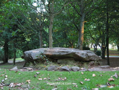 Dolmen Chan de Arquiña (Domaio) Moaña.