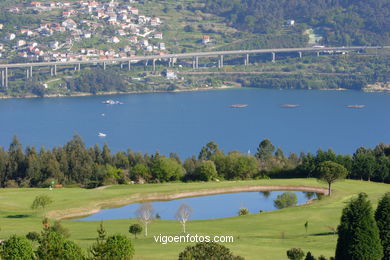 Campo de golf de Domaio (Moa�a). 