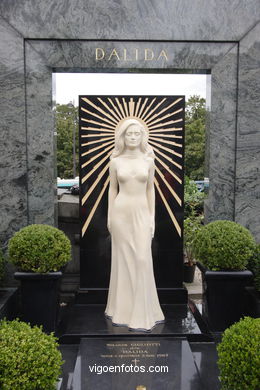 Montmartre Cemetery - Paris - Images and pics of travels and trips. France.