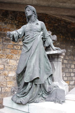 Montmartre Cemetery - Paris - Images and pics of travels and trips. France.