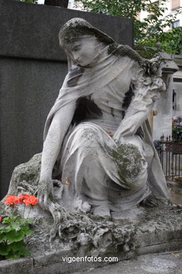 Montmartre Cemetery - Paris - Images and pics of travels and trips. France.