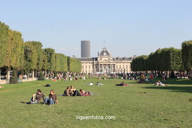 Gardens Champ de Mars - Paris - Eiffel Tower zone. Images and pics of travels and trips..