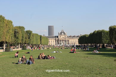 Gardens Champ de Mars - Paris - Eiffel Tower zone. Images and pics of travels and trips..