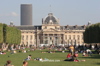Gardens Champ de Mars - Paris - Eiffel Tower zone. Images and pics of travels and trips..