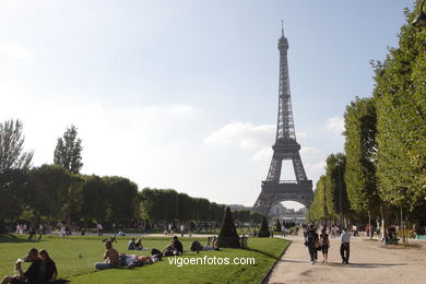 Gardens Champ de Mars - Paris - Eiffel Tower zone. Images and pics of travels and trips..