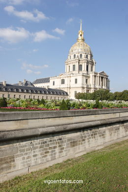 Invalides - The most notable tomb at Les Invalides is that of Napoleon Bonaparte (1769-1821) - Paris - Images and pics of travels and trips. France.