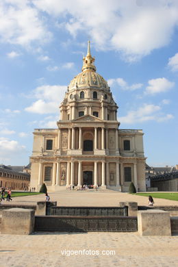 Invalides - The most notable tomb at Les Invalides is that of Napoleon Bonaparte (1769-1821) - Paris - Images and pics of travels and trips. France.