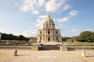 Invalides - The most notable tomb at Les Invalides is that of Napoleon Bonaparte (1769-1821) - Paris - Images and pics of travels and trips. France.