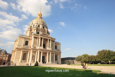 Invalides - The most notable tomb at Les Invalides is that of Napoleon Bonaparte (1769-1821) - Paris - Images and pics of travels and trips. France.