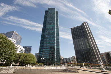 La Défense. Paris. The major business district for the city of Paris. Skyscrapers. Contemporary architecture - Paris - Images and pics of travels and trips. France.