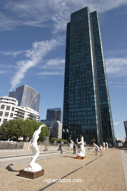 La Défense. Paris. The major business district for the city of Paris. Skyscrapers. Contemporary architecture - Paris - Images and pics of travels and trips. France.
