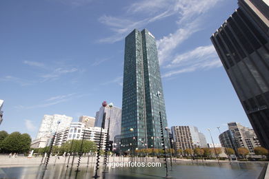 La D�fense. Paris. The major business district for the city of Paris. Skyscrapers. Contemporary architecture - Paris - Images and pics of travels and trips. France. 