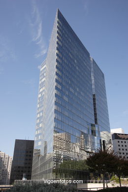 La Défense. Paris. The major business district for the city of Paris. Skyscrapers. Contemporary architecture - Paris - Images and pics of travels and trips. France.
