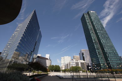 La D�fense. Par�s. El Centro de negocios m�s grande de Europa. Rascacielos y arquitectura contempor�nea - Par�s - Viaje. Fotos e im�genes de Par�s.. 