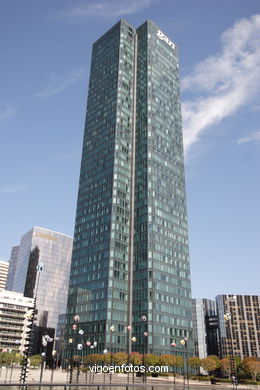 La Défense. Paris. The major business district for the city of Paris. Skyscrapers. Contemporary architecture - Paris - Images and pics of travels and trips. France.