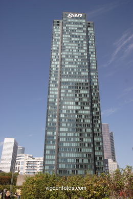La Défense. Paris. The major business district for the city of Paris. Skyscrapers. Contemporary architecture - Paris - Images and pics of travels and trips. France.