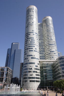 La Défense. Paris. The major business district for the city of Paris. Skyscrapers. Contemporary architecture - Paris - Images and pics of travels and trips. France.