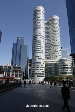 La Défense. Paris. The major business district for the city of Paris. Skyscrapers. Contemporary architecture - Paris - Images and pics of travels and trips. France.