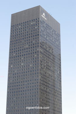 La Défense. Paris. The major business district for the city of Paris. Skyscrapers. Contemporary architecture - Paris - Images and pics of travels and trips. France.
