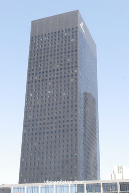 La Défense. Paris. The major business district for the city of Paris. Skyscrapers. Contemporary architecture - Paris - Images and pics of travels and trips. France.