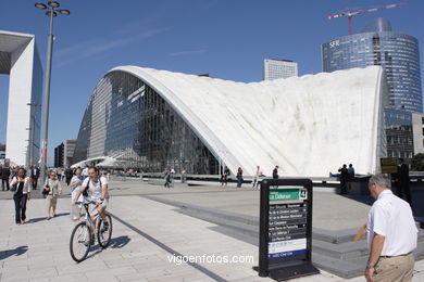 La Défense. Paris. The major business district for the city of Paris. Skyscrapers. Contemporary architecture - Paris - Images and pics of travels and trips. France.