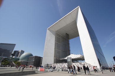 La Défense. Paris. The major business district for the city of Paris. Skyscrapers. Contemporary architecture - Paris - Images and pics of travels and trips. France.
