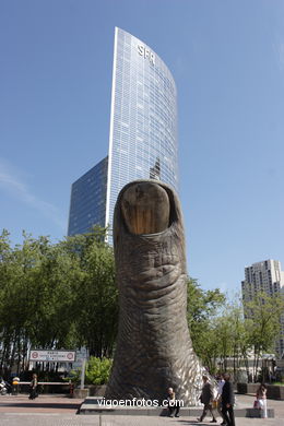 La D�fense. Par�s. El Centro de negocios m�s grande de Europa. Rascacielos y arquitectura contempor�nea - Par�s - Viaje. Fotos e im�genes de Par�s.. 