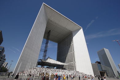 La Défense. Paris. The major business district for the city of Paris. Skyscrapers. Contemporary architecture - Paris - Images and pics of travels and trips. France.